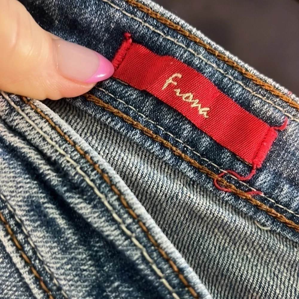 Vigoss Fiona Shorts Stretch Denim Size 26 Distressed Embroidered Hem & Pockets